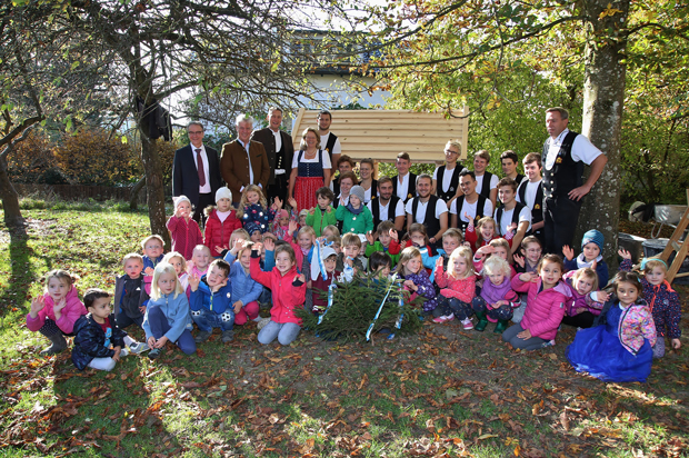 Spielhaus an Starnberger Kindergarten übergeben - Zimmerer-Innung Starnberg